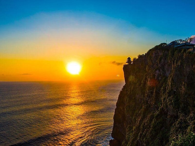Low sun beside the Uluwatu cliff, the water below turned copper