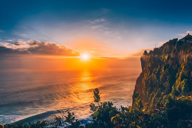 The sun dropping into the Indian Ocean seen from the cliff path at Uluwatu
